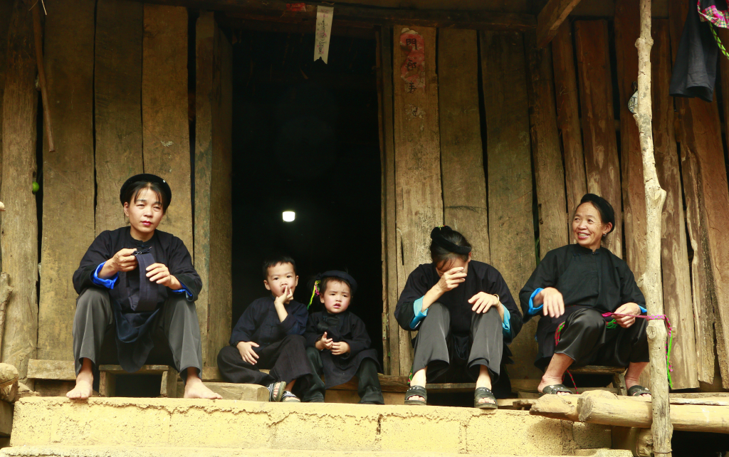 Phong tục dựng nhà và thủ tục vào nhà mới của người Nùng Vẻn