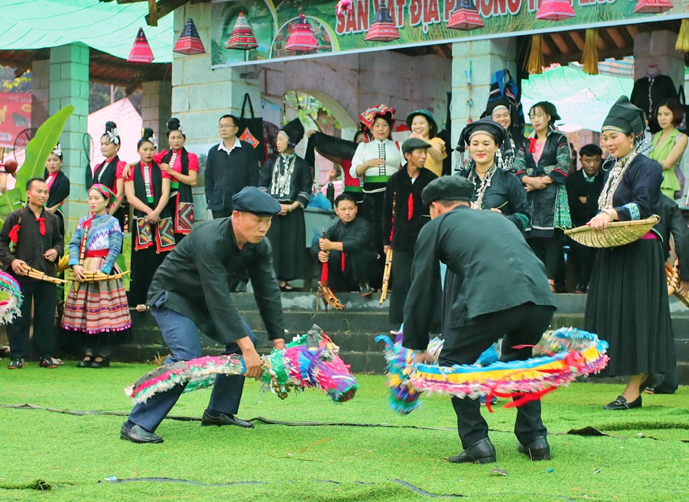 Độc đáo điệu múa ngựa giấy của người Nùng Dín