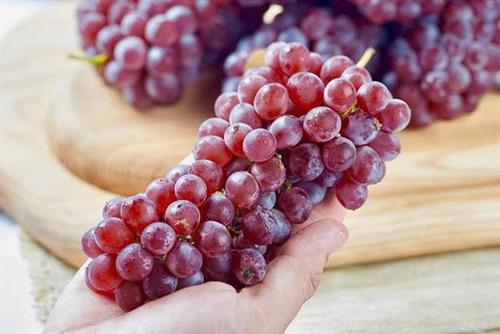 Nho – loại quả giàu dinh dưỡng nhưng thường “ngậm” nhiều thuốc trừ sâu