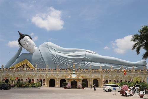Chiêm ngưỡng ngôi chùa Khmer 300 năm tuổi có tượng Phật nằm lớn nhất Việt Nam