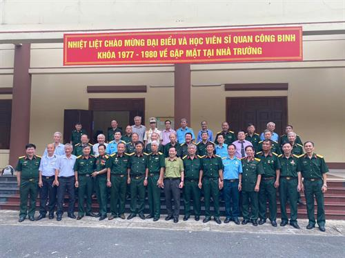 VỀ LẠI MÁI TRƯỜNG XƯA – KÝ ỨC MỘT THỜI TUỔI TRẺ