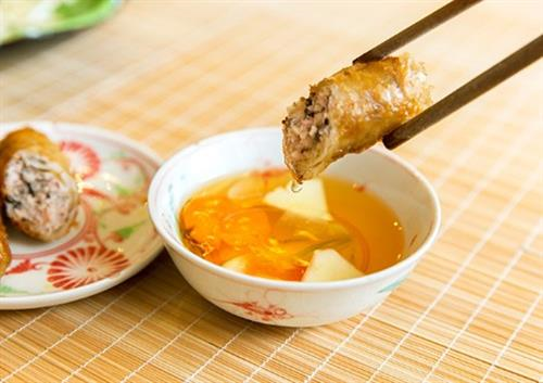 Văn hóa dùng đũa: Tinh thần lễ nghĩa trong mỗi bữa ăn Việt