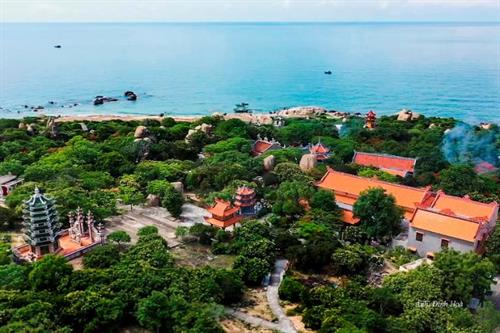 Chùa Cổ Thạch: Chốn tâm linh cổ kính giữa biển và núi