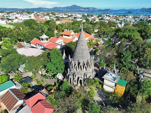 Chùa Từ Vân, kiệt tác từ san hô và vỏ ốc