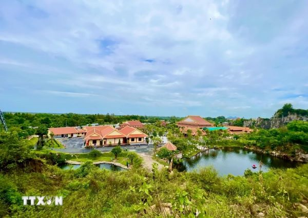 Thiền viện Trúc lâm An Giang được ví như “Vịnh Hạ Long” giữa vùng Bảy Núi 